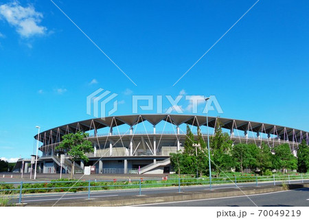 おしゃれなデザインのサッカースタジアムと青空　その5 70049219