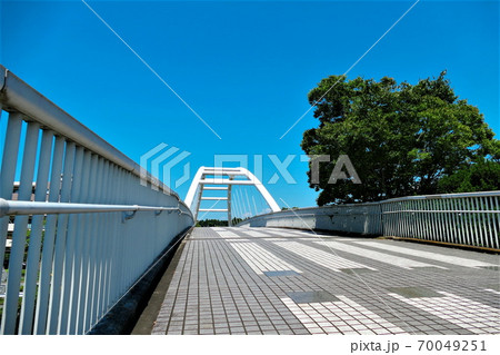 おゆみ野四季の道の白いアーチ橋と青空 70049251
