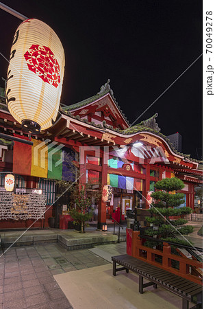 [東京・上野] アメヤ横丁に位置する摩利支天を祀る日蓮宗の徳大寺の夜景撮影。 70049278