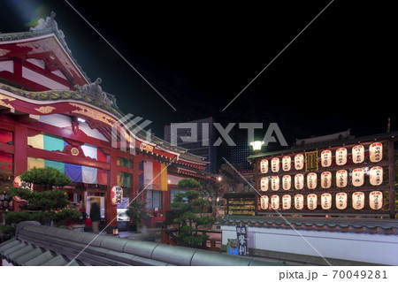 [東京・上野] アメヤ横丁に位置する摩利支天を祀る日蓮宗の徳大寺の夜景撮影。 70049281