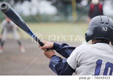 チームのためにフルスイングする少年野球のバッターの写真素材