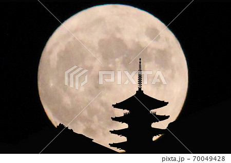 満月に浮かぶ京都 五重塔 中秋の名月の写真素材