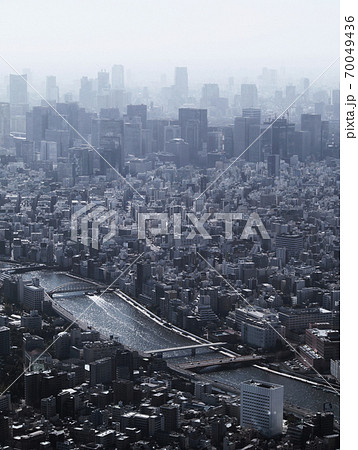 隅田川が流れる東京の下町と東京都心の高層ビルの風景 70049436