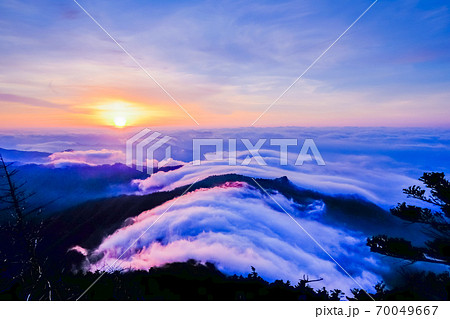 弥山山頂の日の出 70049667