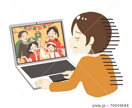 オンラインでクリスマスを見て涙を流す女性　表情アップ(線無し) 70049688