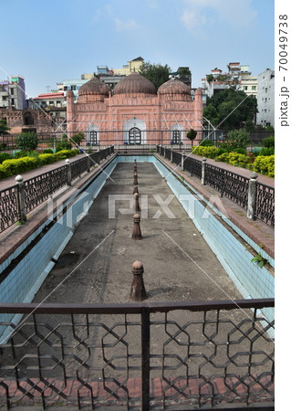 バングラデシュのダッカ　未完の城跡のラールバーグ・フォート　歴史的な古いモスクと水のない噴水 70049738