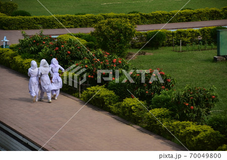 バングラデシュのダッカ　未完の城跡のラールバーグ・フォート　庭園の歩道を歩くイスラム教徒の女学生 70049800