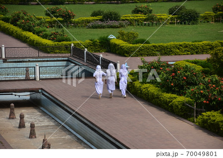 バングラデシュのダッカ　未完の城跡のラールバーグ・フォート　庭園の歩道を歩くイスラム教徒の女学生 70049801