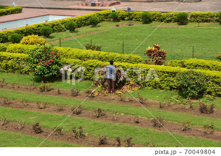 バングラデシュのダッカ 未完の城跡のラールバーグ・フォート 庭園を手入れするバングラデシュ人男性 バングラデシュのダッカ 未完の城跡のラールバーグ・フォート 庭園を手入れするバングラデシュ人男性 70049804