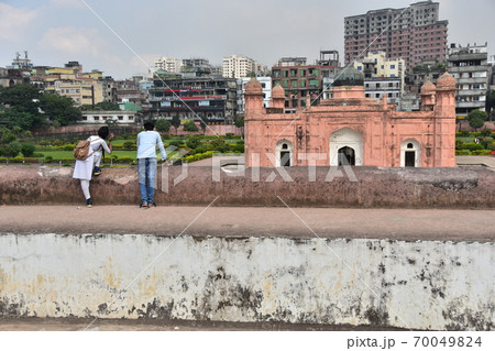 バングラデシュのダッカ 未完の城跡のラールバーグ・フォート 古い廟を見学するイスラム教徒のカップル バングラデシュのダッカ 未完の城跡のラールバーグ・フォート 古い廟を見学するイスラム教徒のカップル 70049824