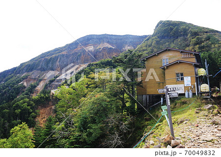 秋の八ヶ岳連峰　夏沢峠　やまびこ荘越しの硫黄岳 70049832