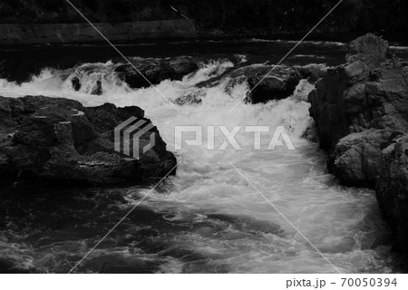 兵庫県　加古川の上流にある闘竜灘の激流 70050394