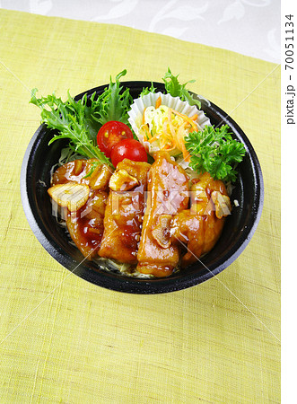 トンテキ丼の弁当 70051134