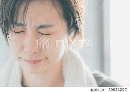 目が痛い朝 目が痛い朝 70051297