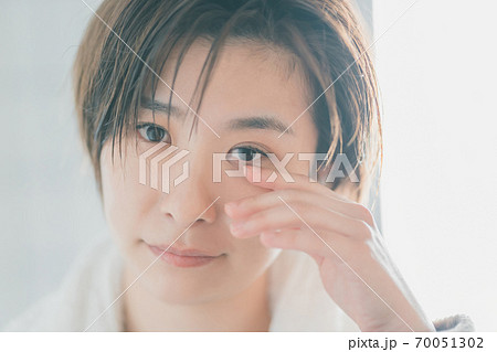 目に違和感を感じる女性 目に違和感を感じる女性 70051302