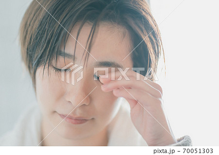 目に違和感を感じる女性 目に違和感を感じる女性 70051303