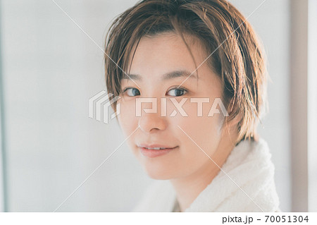 30代女性の朝 30代女性の朝 70051304