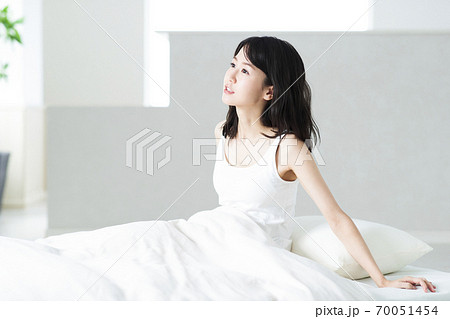 女性 寝起き 朝 起床 ライフスタイル 女性 寝起き 朝 起床 ライフスタイル 70051454