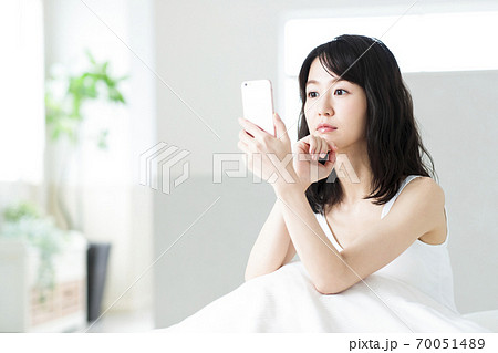 女性　寝起き　朝　起床　ライフスタイル 70051489