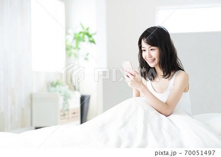 女性　寝起き　朝　起床　ライフスタイル 70051497