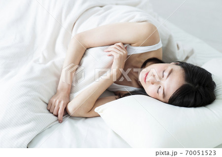 女性　寝起き　朝　起床　ライフスタイル 70051523