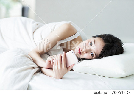 女性　寝起き　朝　起床　ライフスタイル 70051538