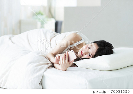 女性　寝起き　朝　起床　ライフスタイル 70051539
