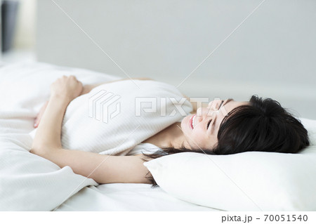 女性　寝起き　朝　起床　ライフスタイル 70051540