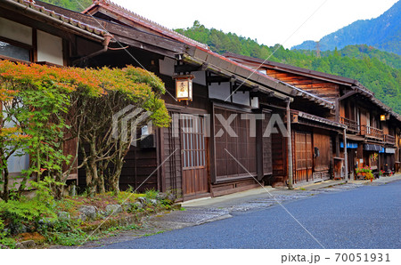 中山道の宿場町『妻籠宿』 『重要伝統的建造物保存地区』　 70051931