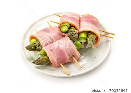 調理前のアスパラガスのベーコン巻き 70052641