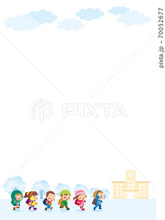 雪景色の中 学校を目指して走り出す可愛い小学生キッズグループのイラストのイラスト素材