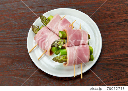 調理前のアスパラガスのベーコン巻き 70052753