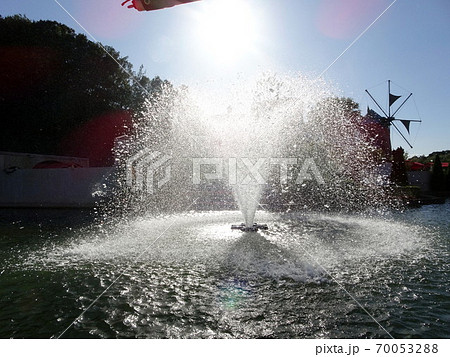 勢いがあるテーマパークの噴水 三重県の写真素材