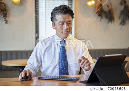 リモートワーク　男性 70053693
