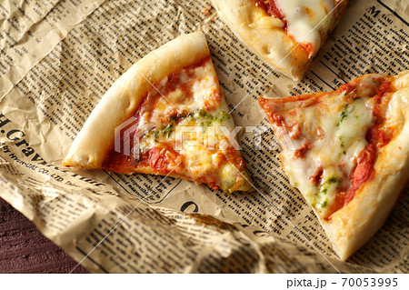 英字新聞に切り分けたピザ 英字新聞に切り分けたピザ 70053995