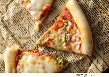 英字新聞に切り分けたピザ 英字新聞に切り分けたピザ 70053998