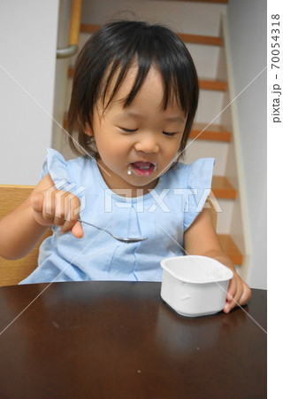 自分でヨーグルトを食べる幼児 70054318