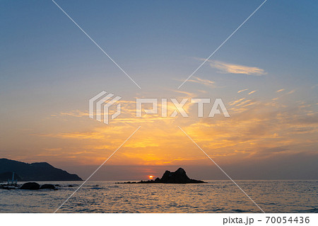 日暮れ時の「桜井二見ヶ浦の夫婦岩」　福岡県糸島市 70054436