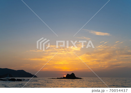 日暮れ時の「桜井二見ヶ浦の夫婦岩」　福岡県糸島市 70054437