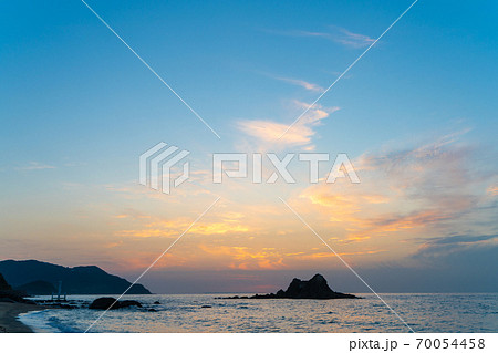日暮れ時の「桜井二見ヶ浦の夫婦岩」 福岡県糸島市 日暮れ時の「桜井二見ヶ浦の夫婦岩」 福岡県糸島市 70054458