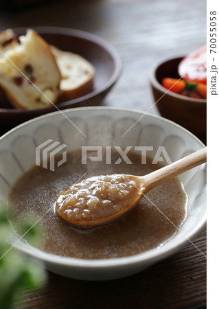 刻んだ玉ねぎの飴色スープ 70055058