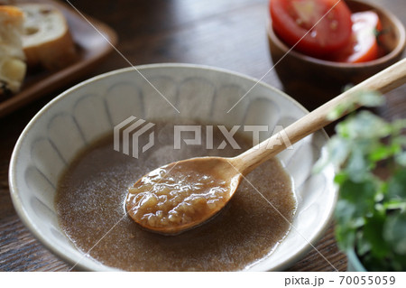 刻んだ玉ねぎの飴色スープ 70055059