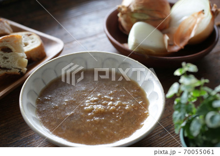 刻んだ玉ねぎの飴色スープ 70055061