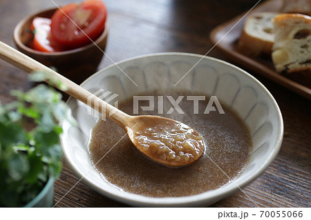 刻んだ玉ねぎの飴色スープ 70055066