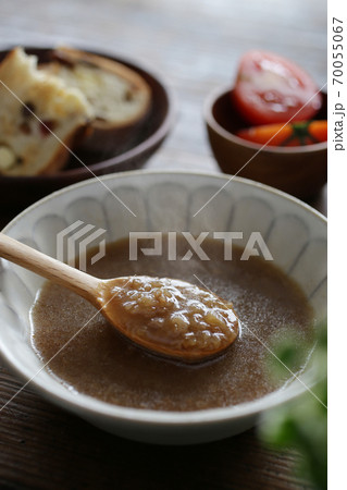 刻んだ玉ねぎの飴色スープ 70055067