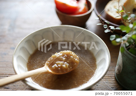 刻んだ玉ねぎの飴色スープ 70055071