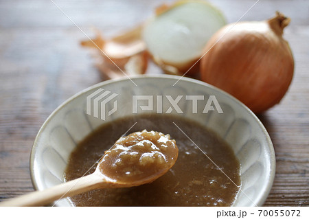 刻んだ玉ねぎの飴色スープ 70055072