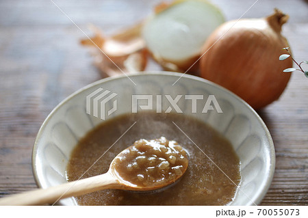 刻んだ玉ねぎの飴色スープ 70055073