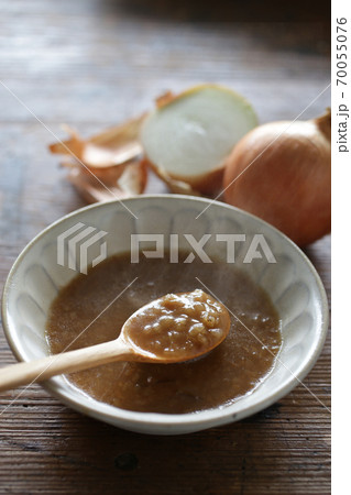 刻んだ玉ねぎの飴色スープ 70055076