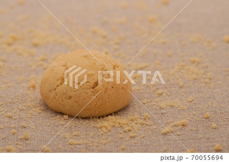 oatmeal cookies light brown round form 70055694